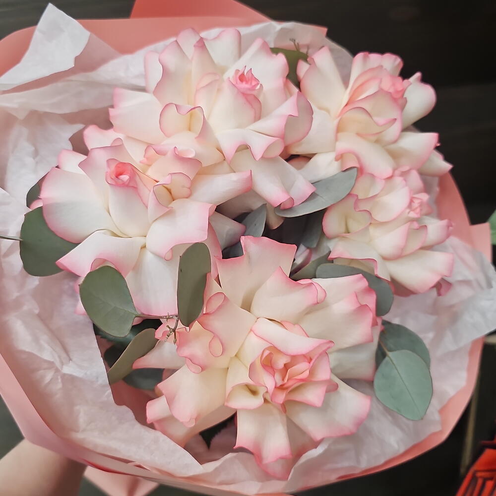 Нежный букет из Французской розы и эвкалипта