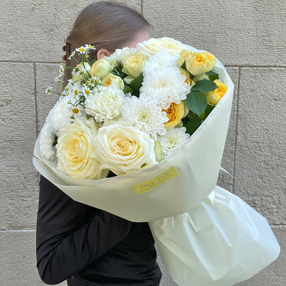 Нежный букет с пионовидной розой, танацетумом и хризантемой