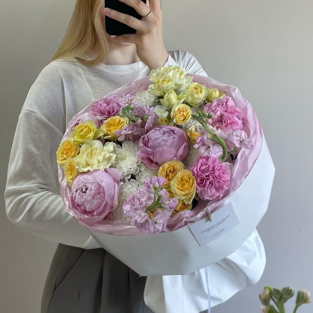 Яркий букет с пионами