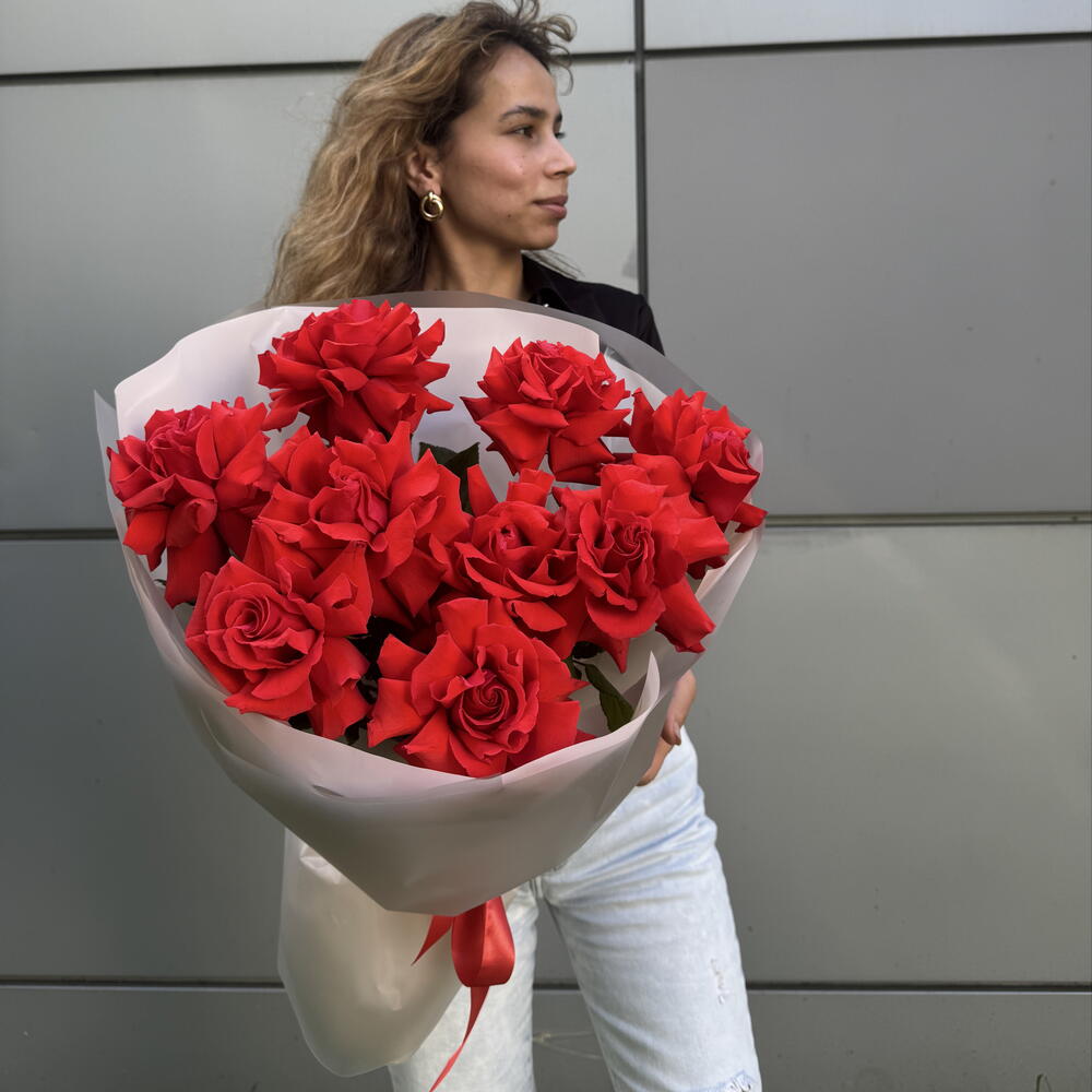 Эксклюзивный Букет «ТАЙНА АЛОГО САДА🥀»:  из французских роз сорта „Нина — загадочное послание на языке цветов🔮🌹