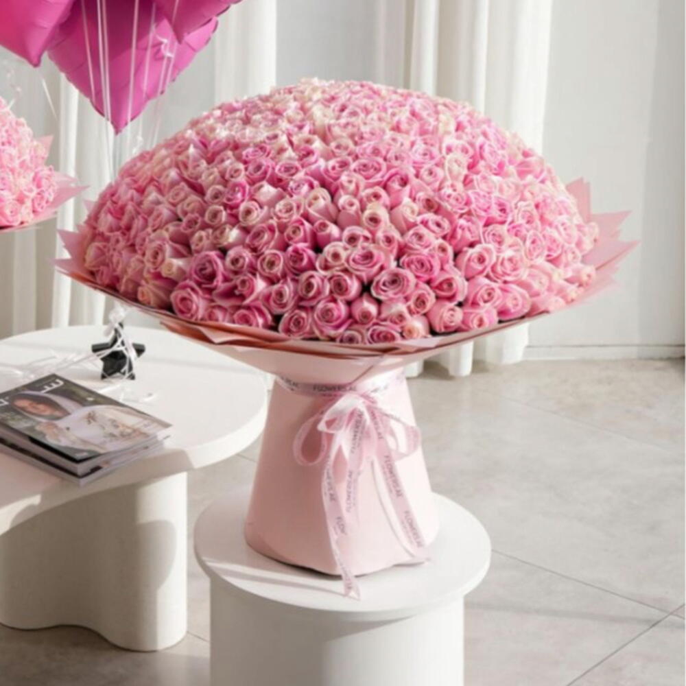Set of 2x 101 roses and balloons
