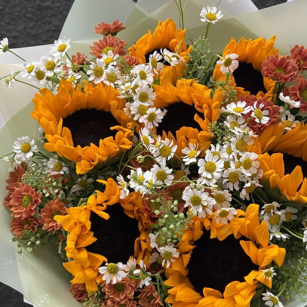 Букет их подсолнухов и ромашек 🌻🌼