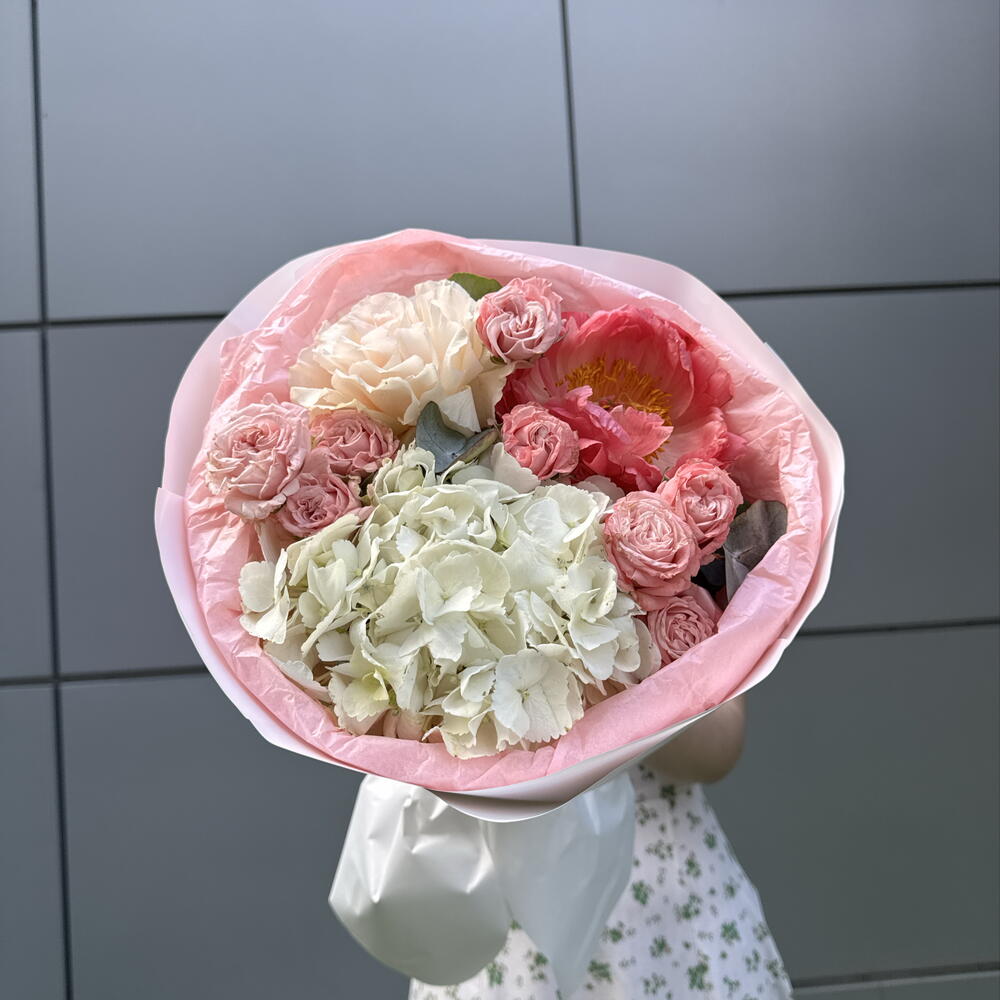 Авторский букет из гортензии , кустовых пионовидных роз, диантусов  🌸