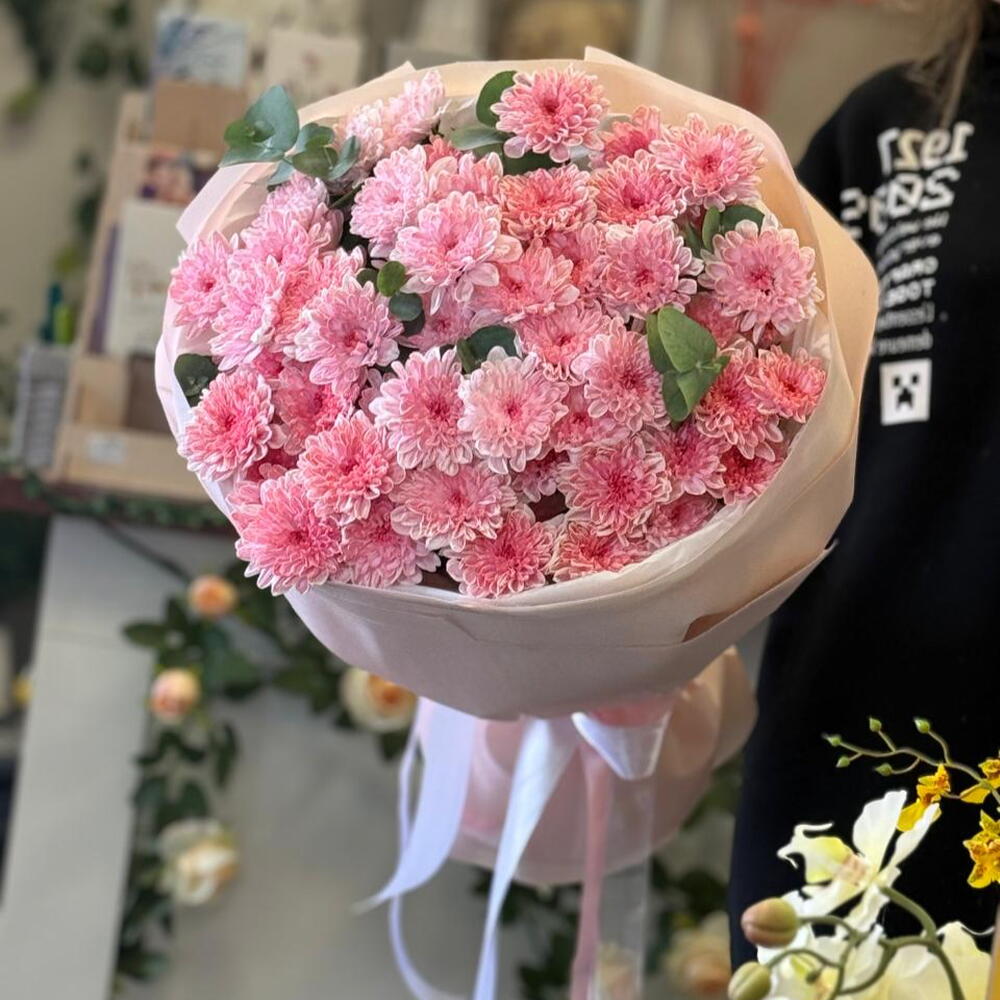 Букет из розовых кустовых хризантем с эвкалиптом
