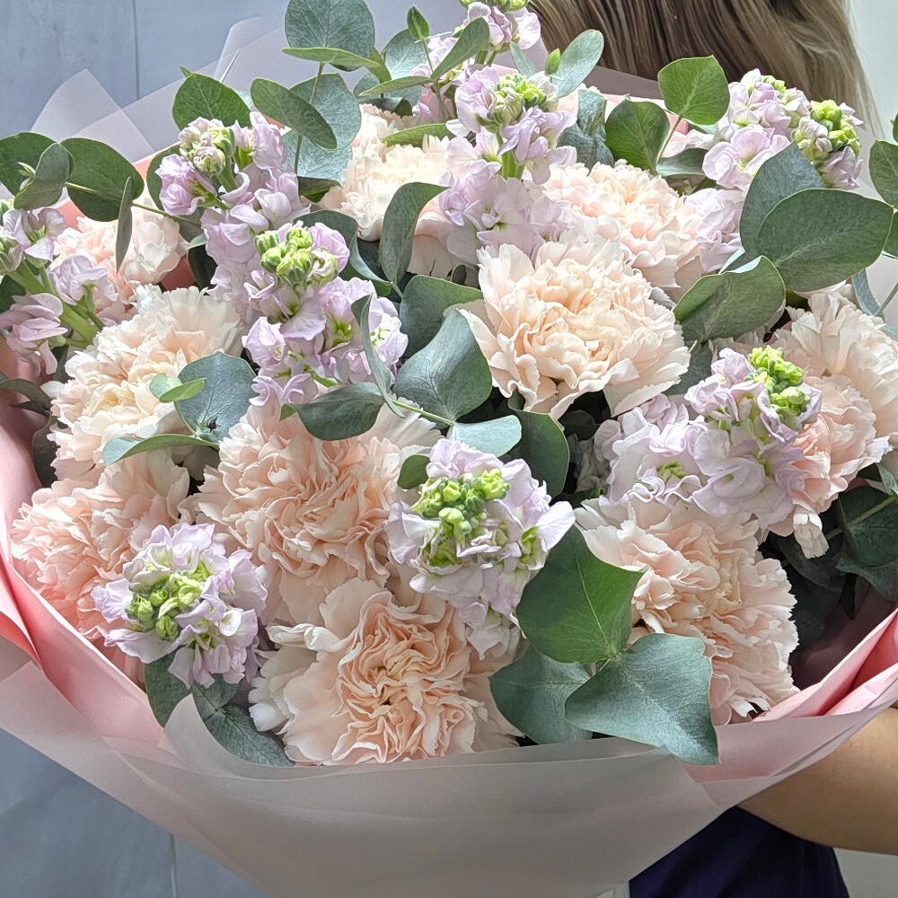 Букет из эвкалипта,  маттиолы,  диантуса