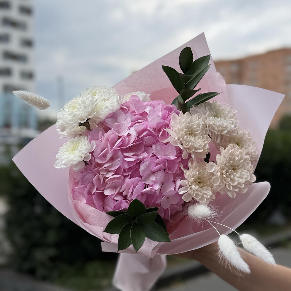 Букет с розовой гортензией
