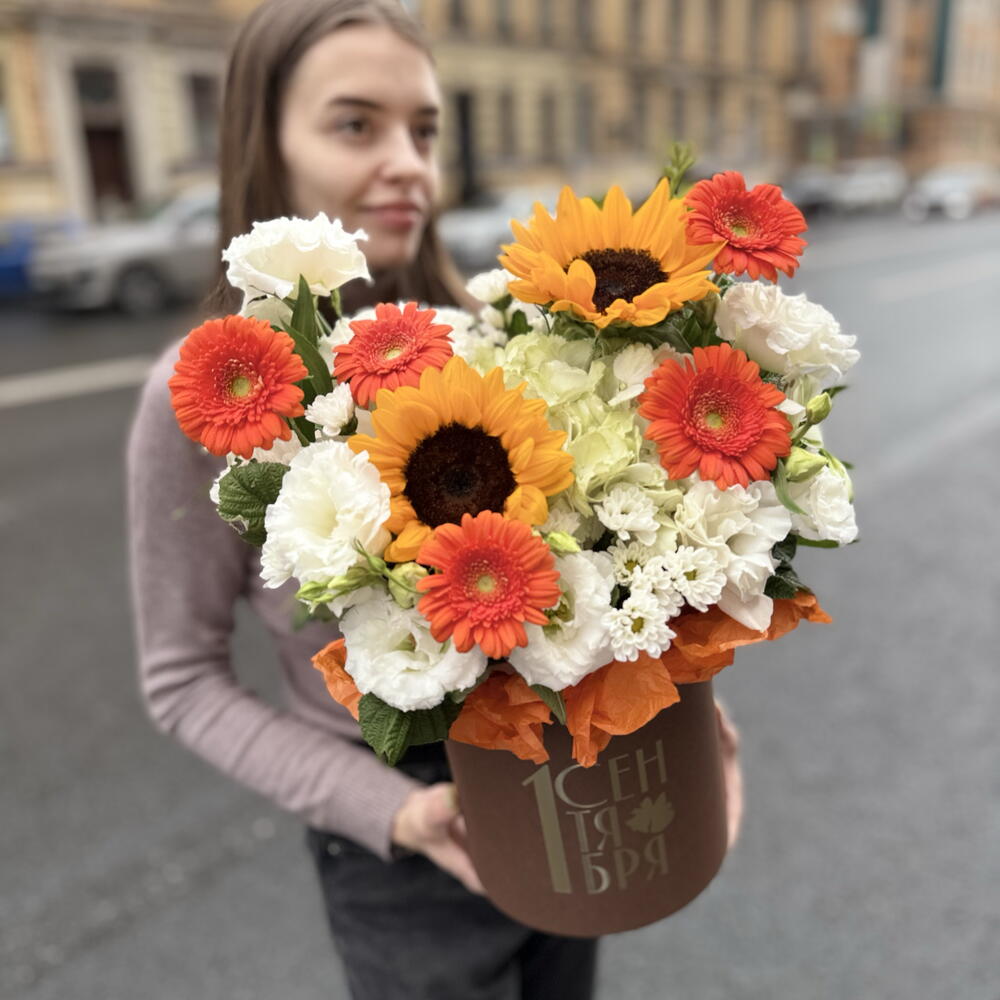 Композиция с подсолнухами,гермини,эустомой и гортензией в шляпной коробке «1Сентября»