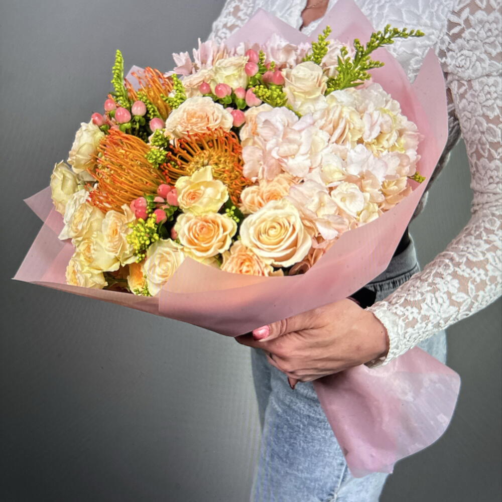Нежный букет из гортензии, лейко, пастельной одноголовой и кустовой розы (39-0069)