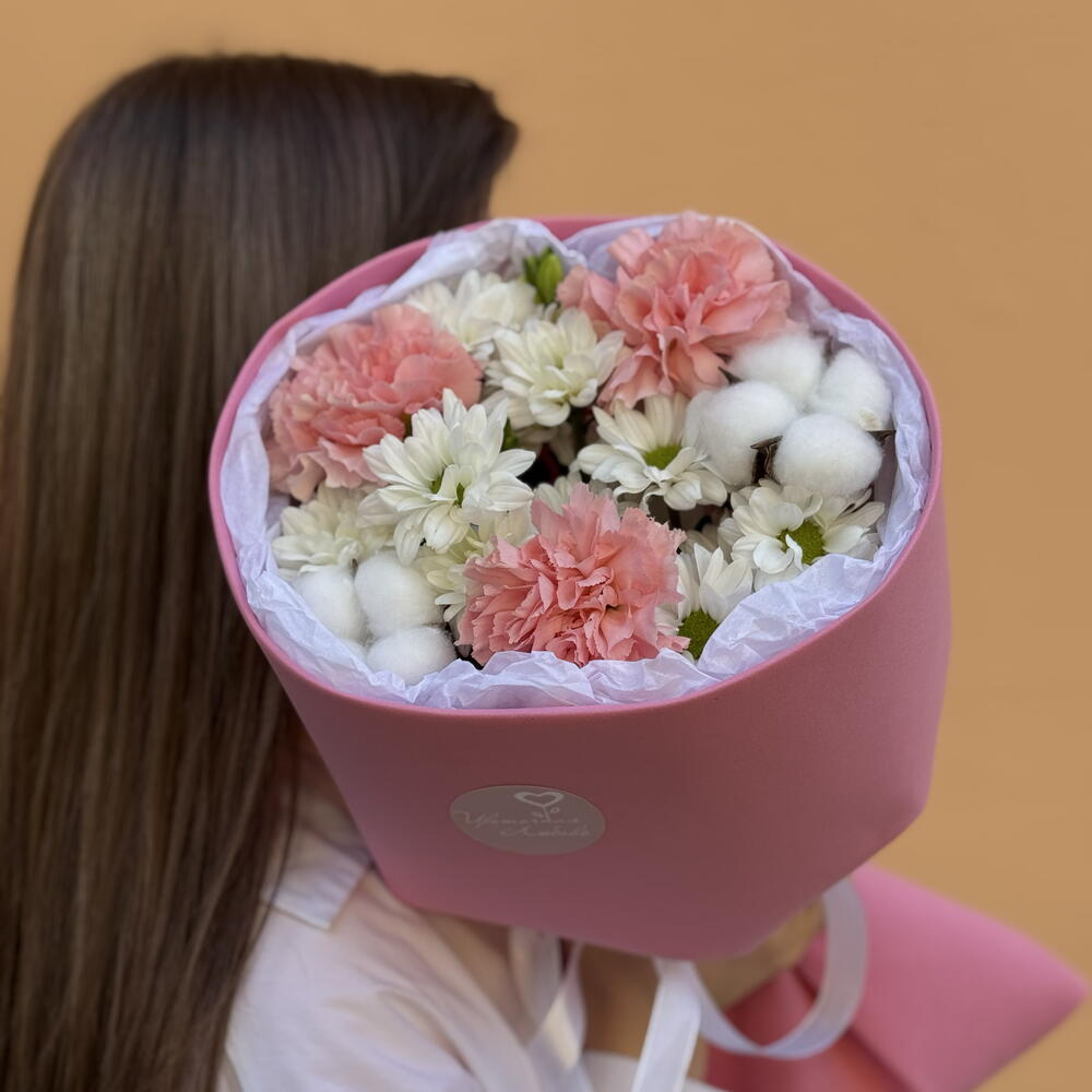 Букт из кустовых хризантем, диантусов, фрезии и декоративного хлопка