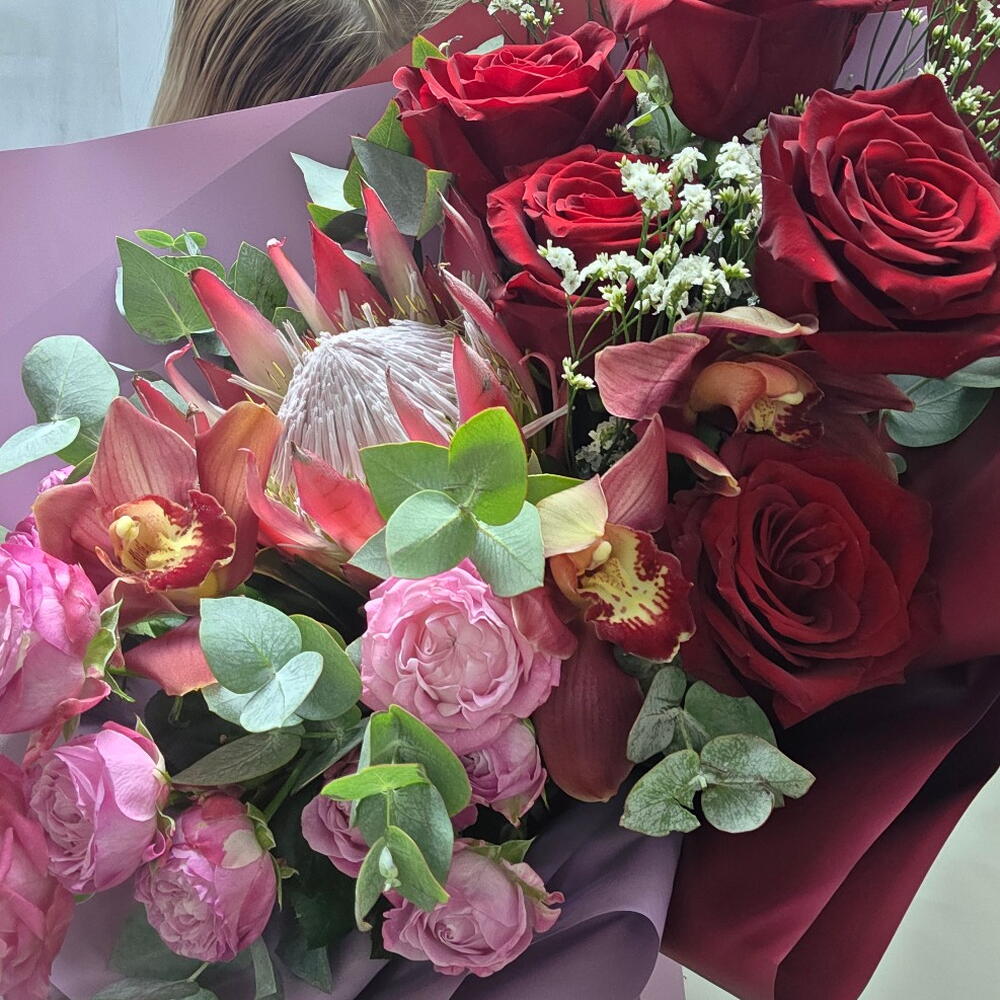 Букет из эвкалипта,  орхидеи, протеи, кустовой пионовидной розы,  роз, лимониума