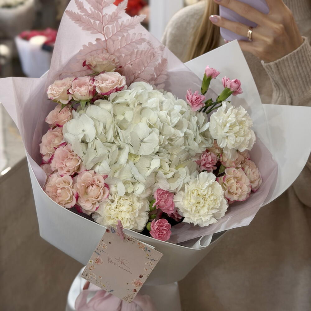 Букет с гортензией, кустовыми розами и диантусами 🌸