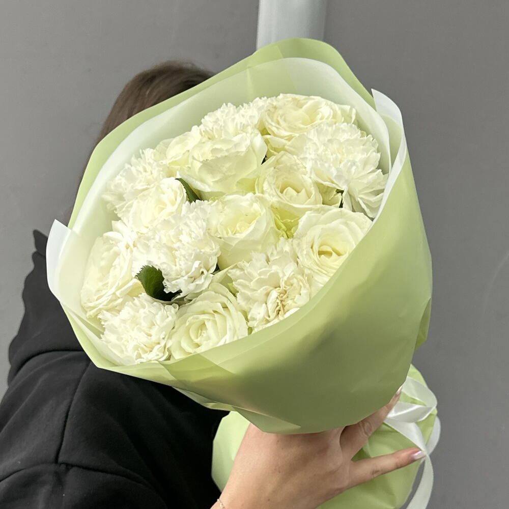 Белые розы с диантусом