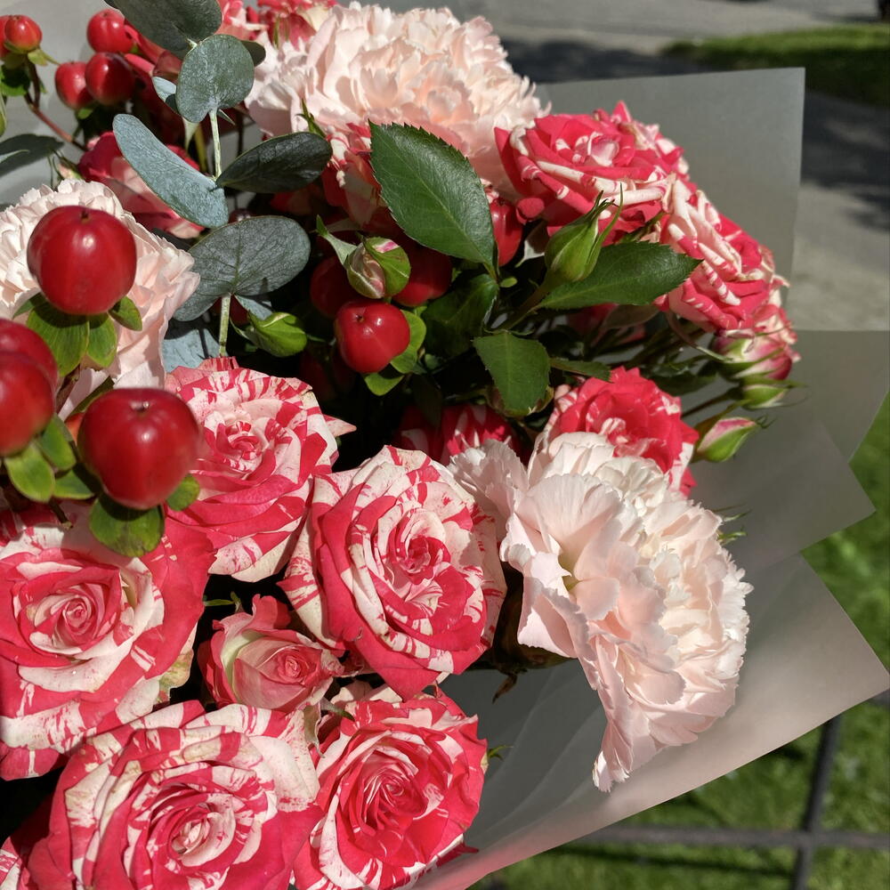 Букет вишневый 🍒 «счастливое лето» в составе Роза кустовая, диантусы, эвкалипт CINEREA, гиперикум