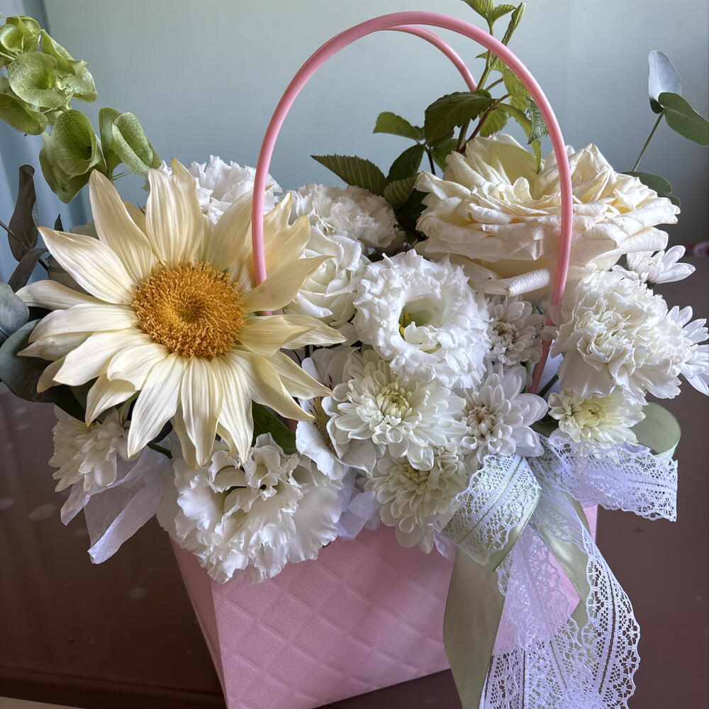 Композиция из эустомы белой,роз канделайт, подсолнуха,белых диантусов💕🌸