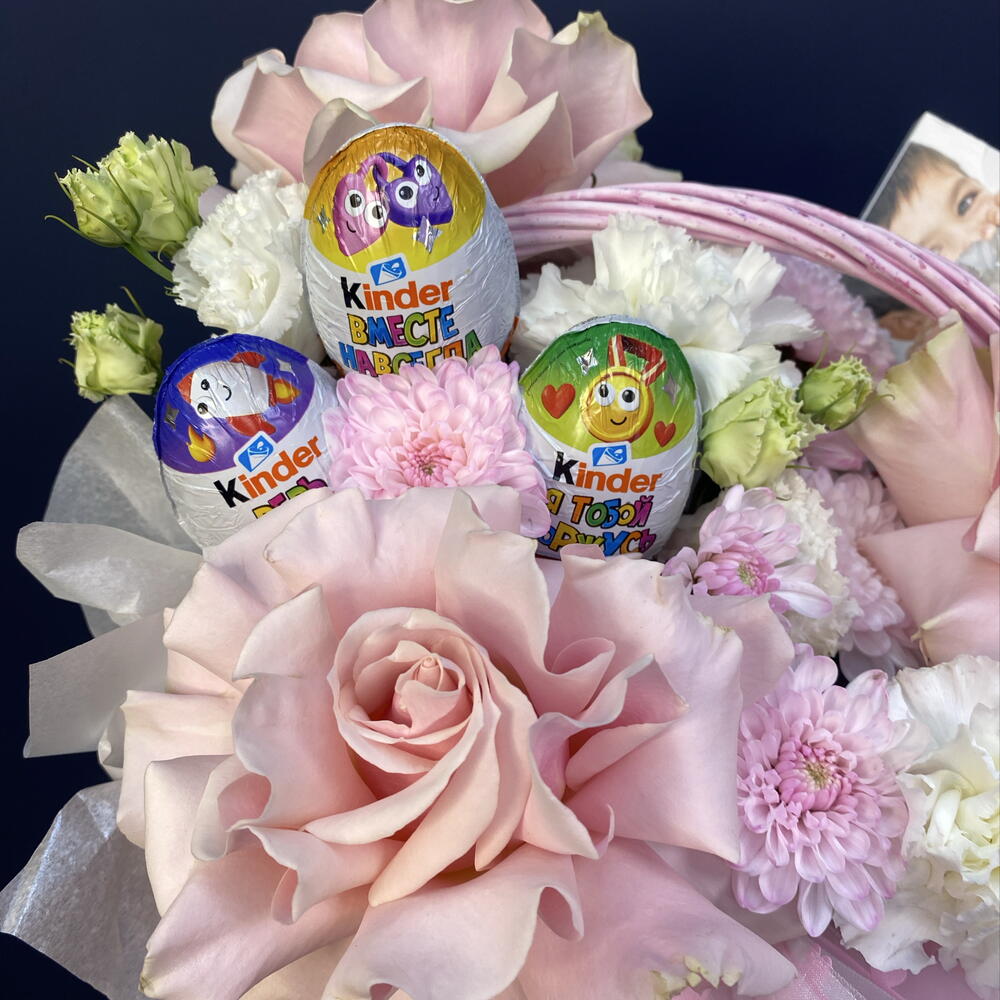Корзинка «Киндер зефир 🍬» с французской розой, диантусами, хризантемой, эустомы и киндером