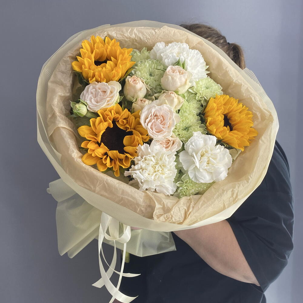 Букет комплимент 🌼 яркие подсолнухи 🌻🌻🌻 белоснежный диантус 🌿 пионовидная кустовая Роза 🩷