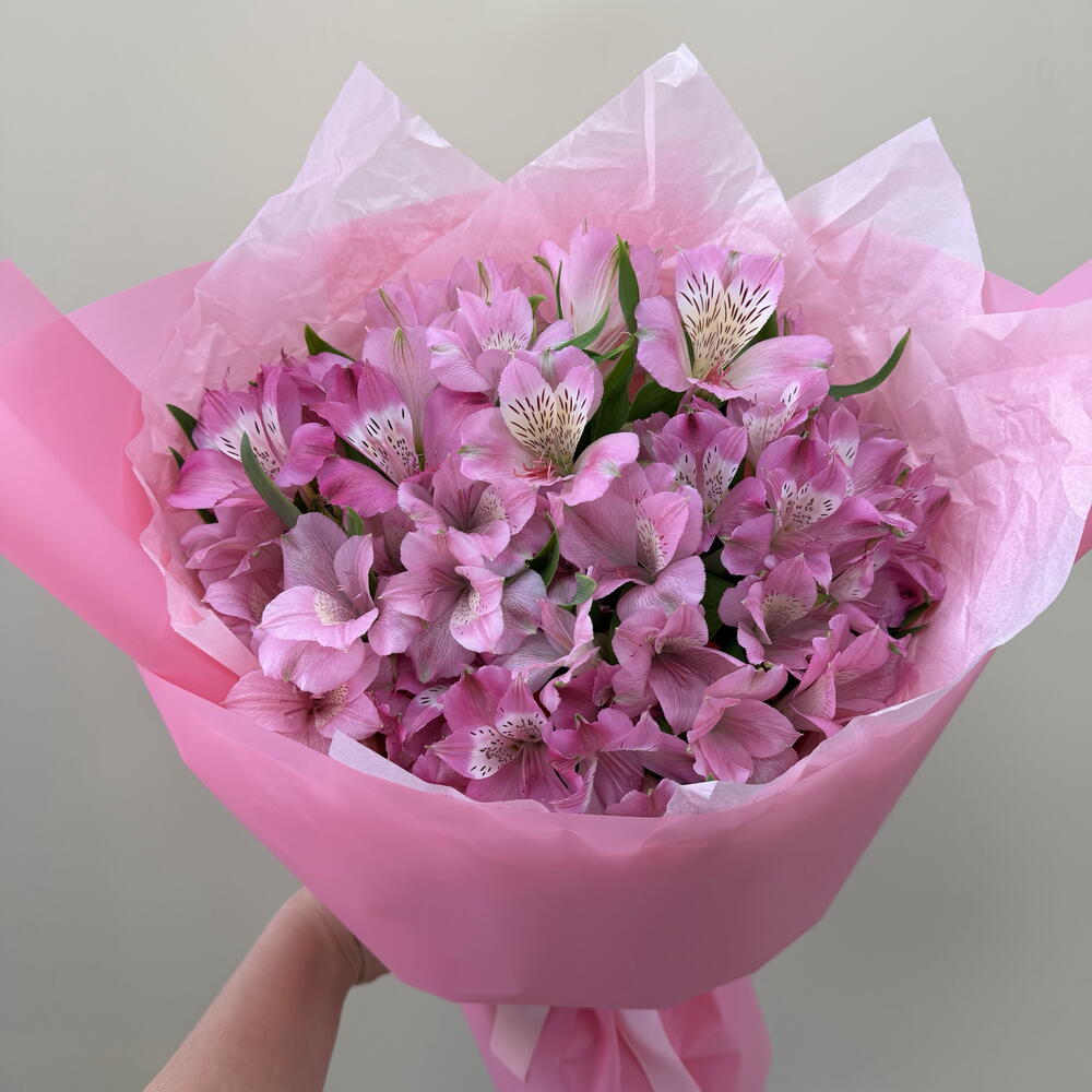 Букет-комплимент из розовых альстромерий 💐