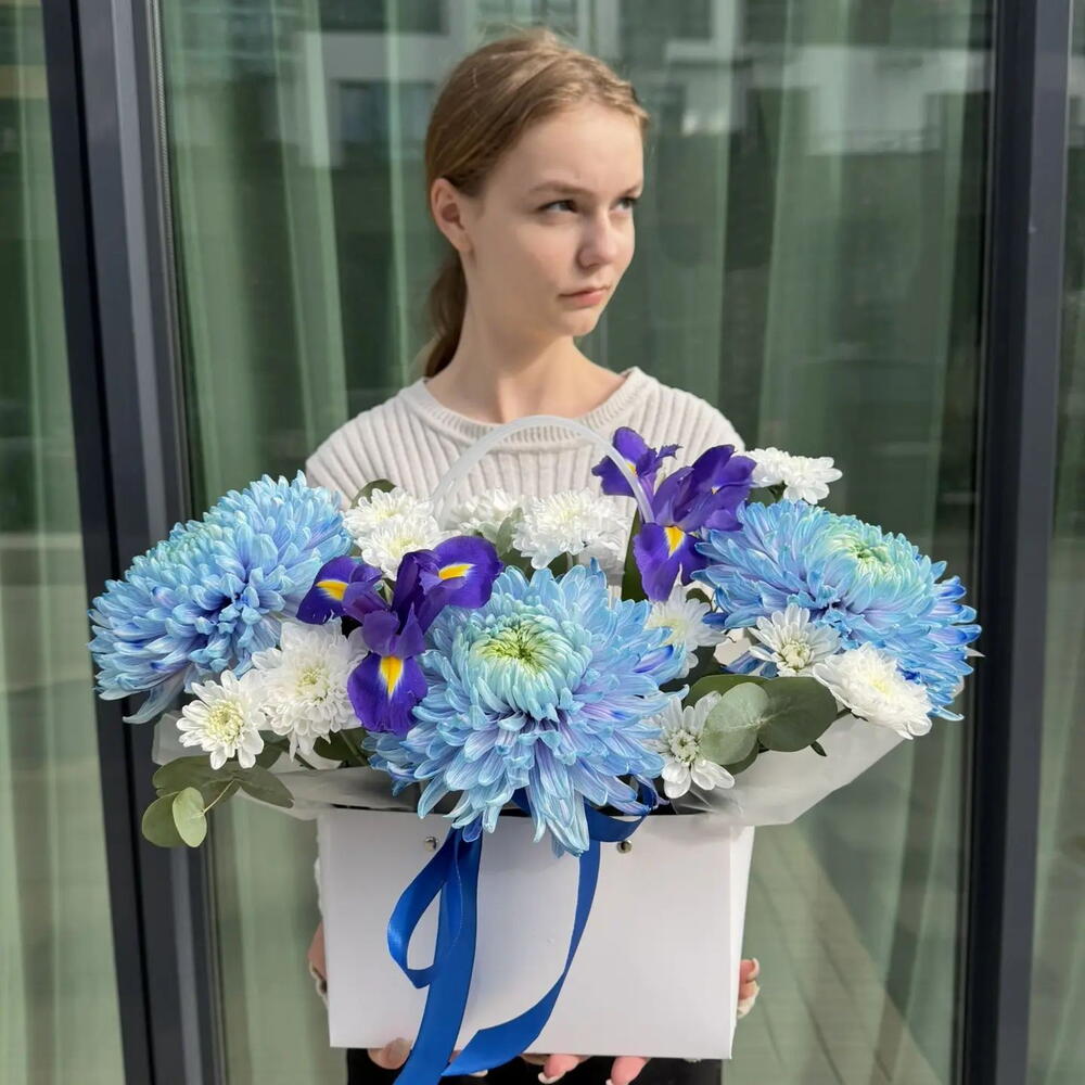 Эффектная композиция из голубых хризантем и ирисов🩵