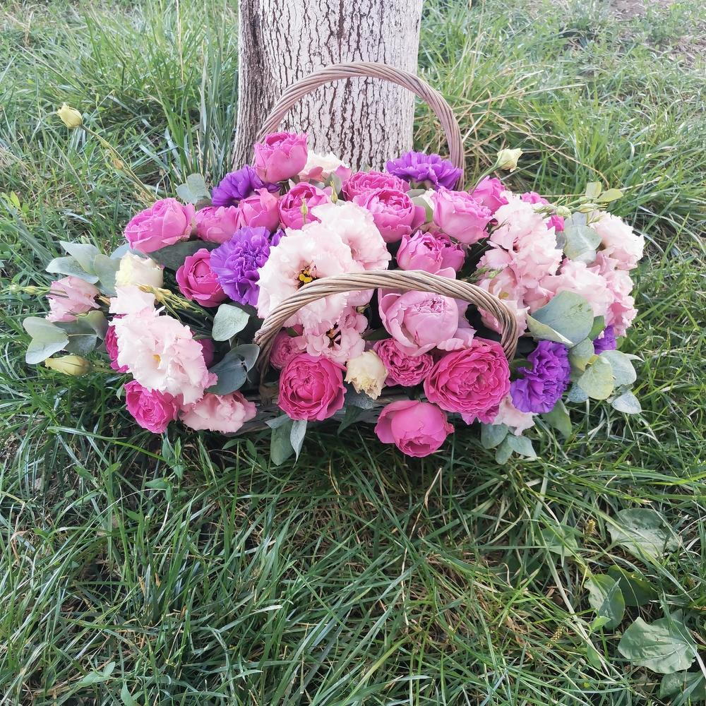 Малинка с пионовидными розами