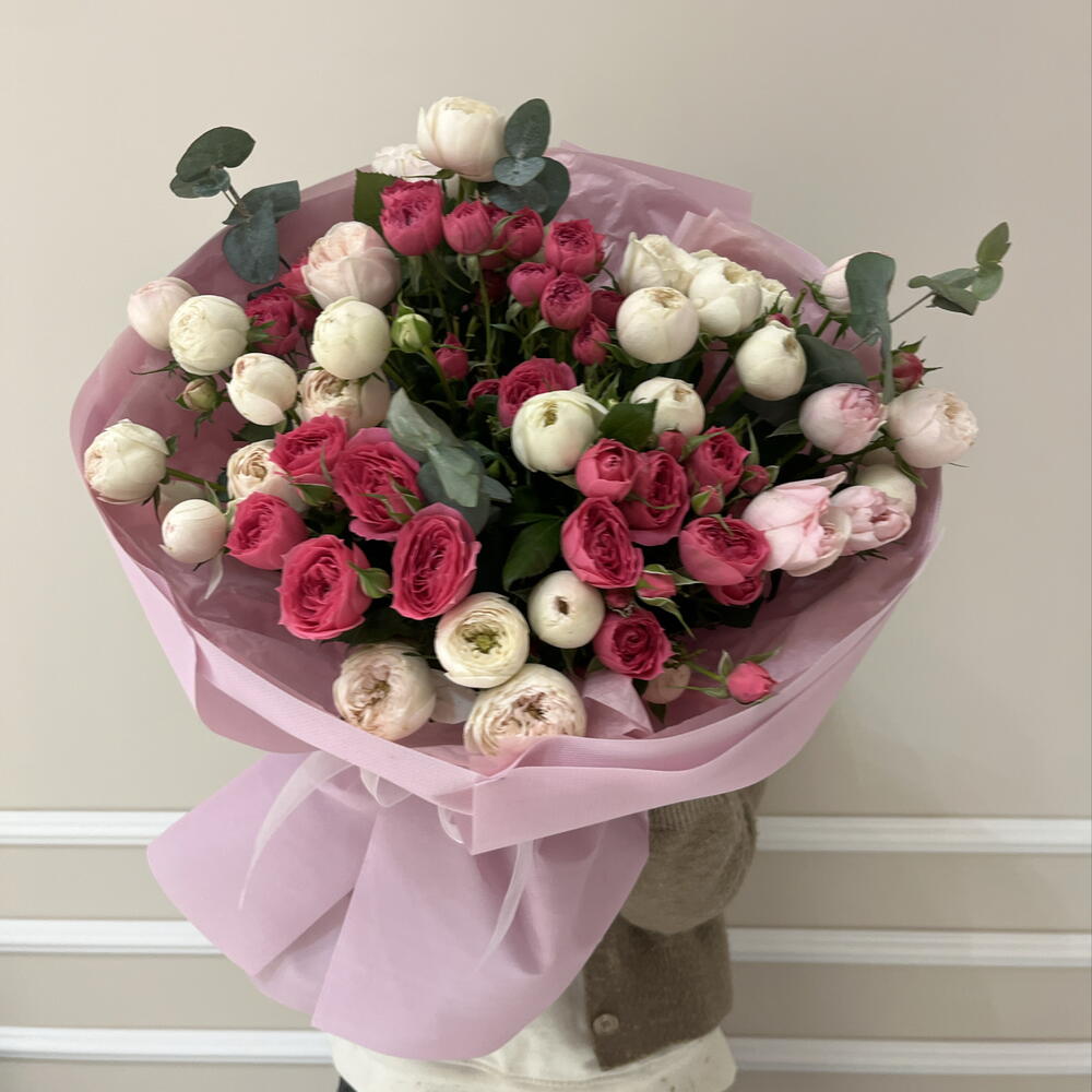 Mixed bouquet of spray roses