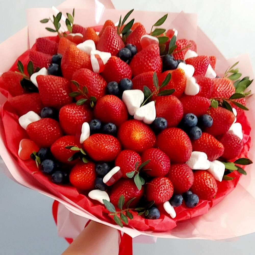 Клубничный букет, Цветы и подарки в Электростали, купить по цене 3950 ...