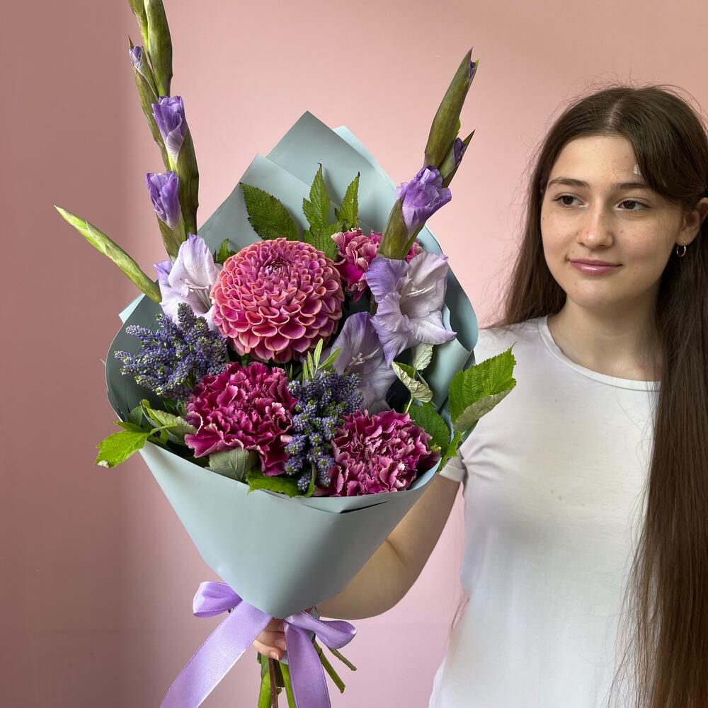 Букет с гладиолусами и георгинами  🩷