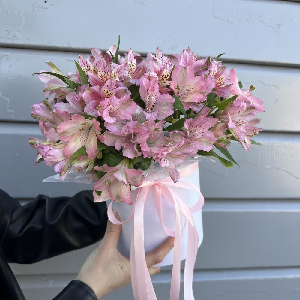 11 Розовых Альстромерий в коробочке 🌸