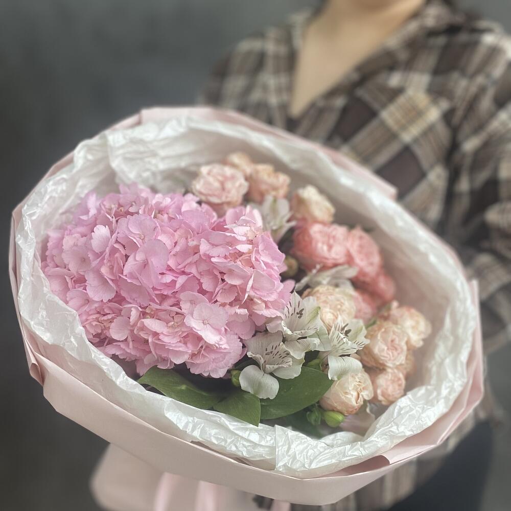 Букет с гортензией и кустовой розой