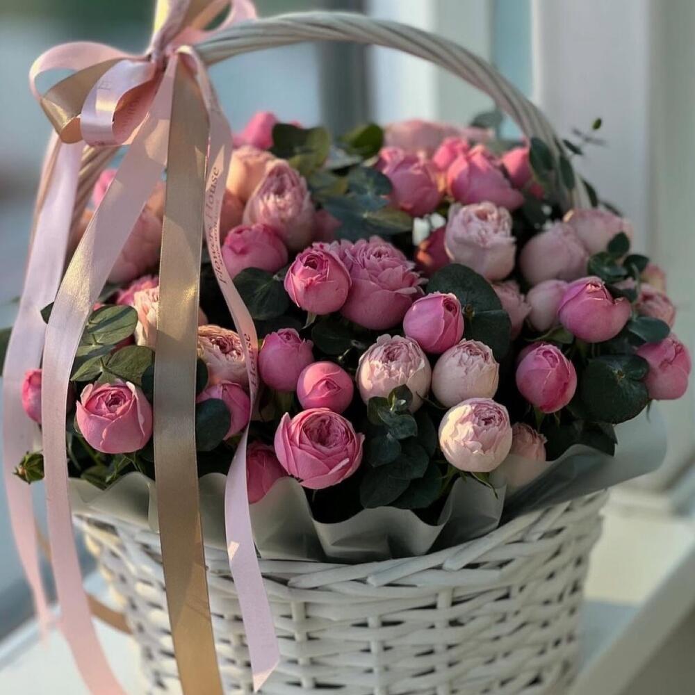 Корзина «Пиончик» из кустовых пионовидных роз