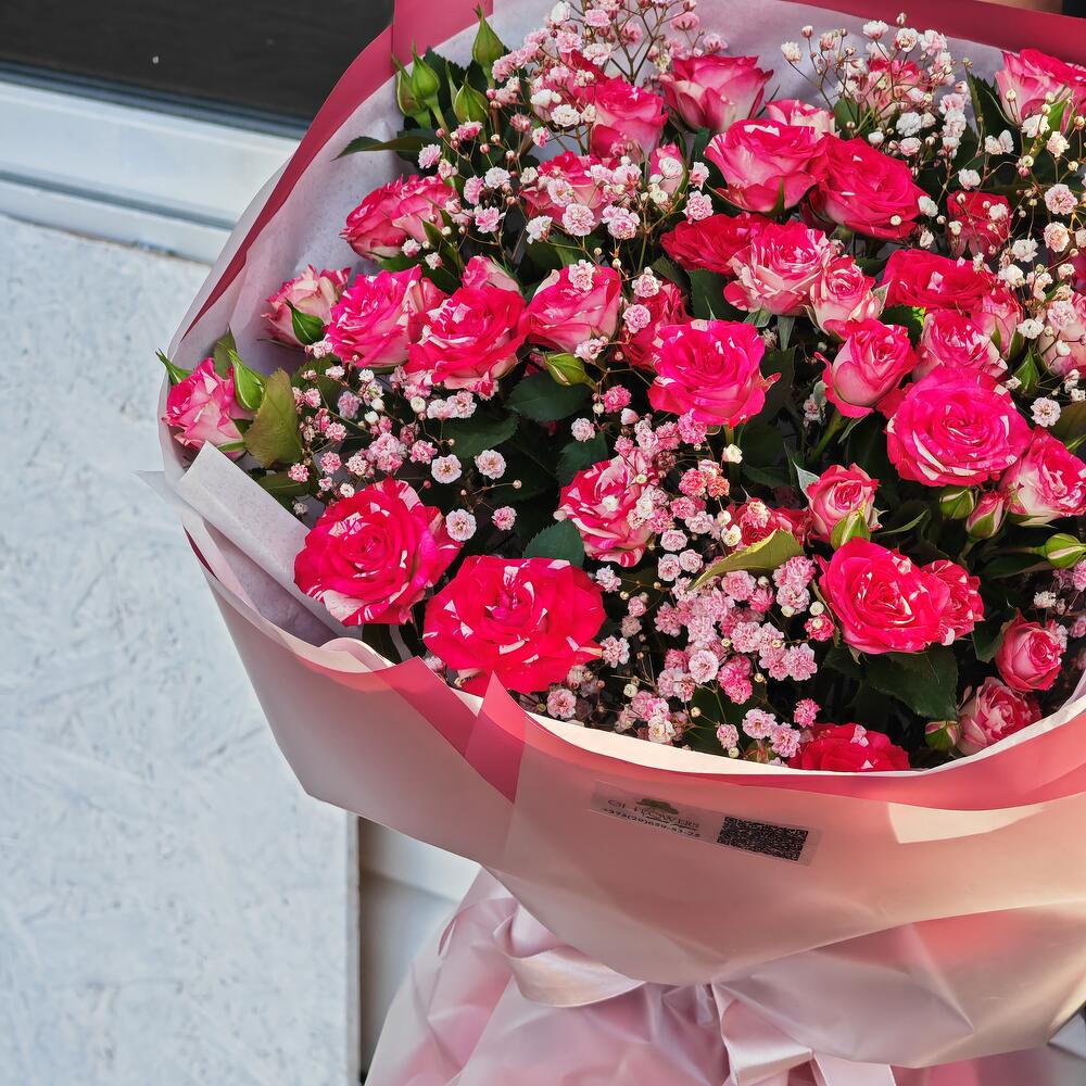 Bouquet of delicate little roses