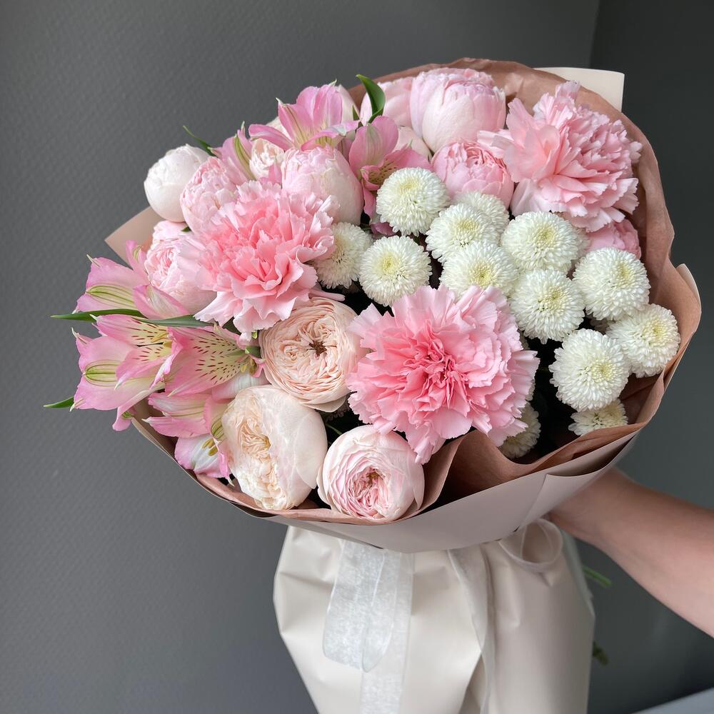 Bouquet with eustoma and bush roses
