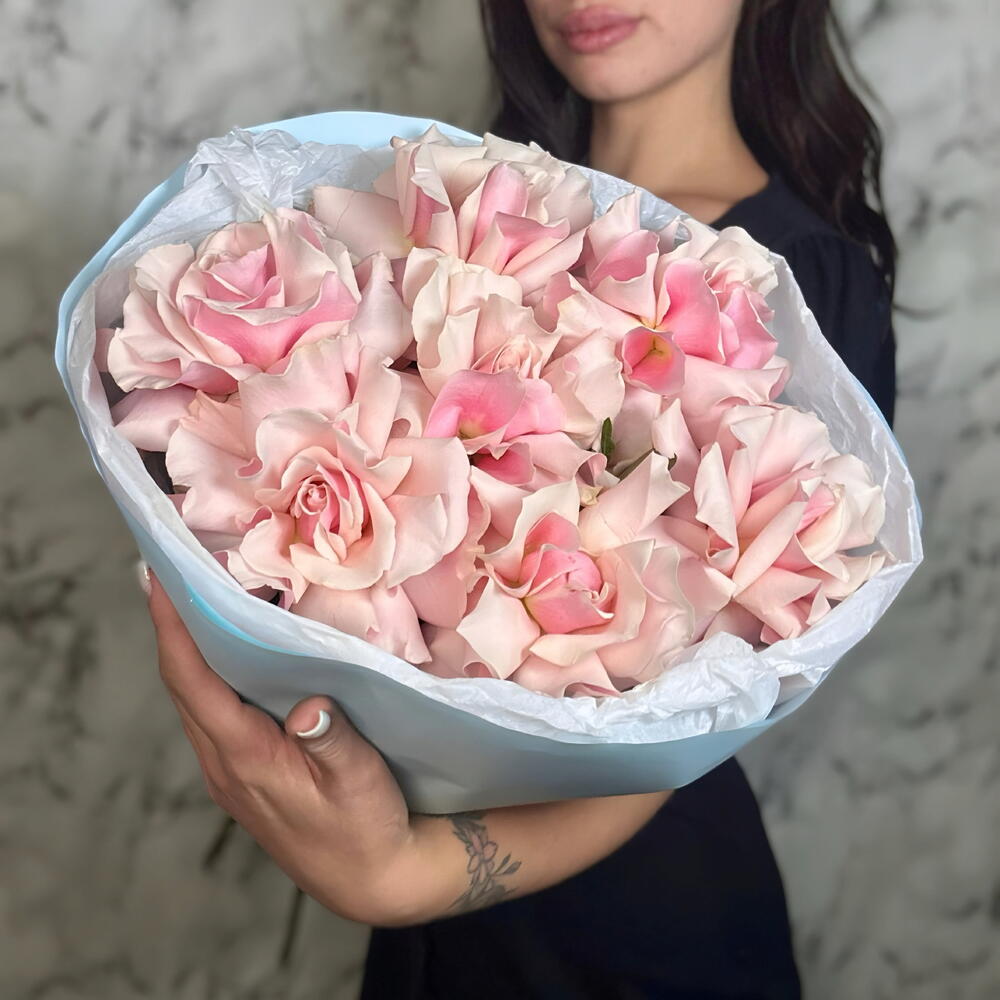 Розовые французские розы в небесно голубой упаковке 😍
