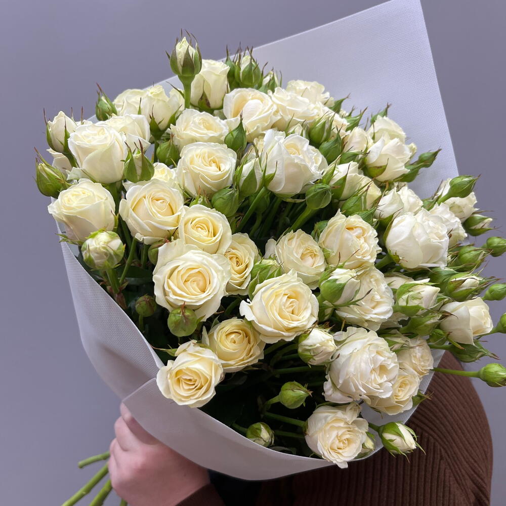 Охапка из 9 белых кустовых роз