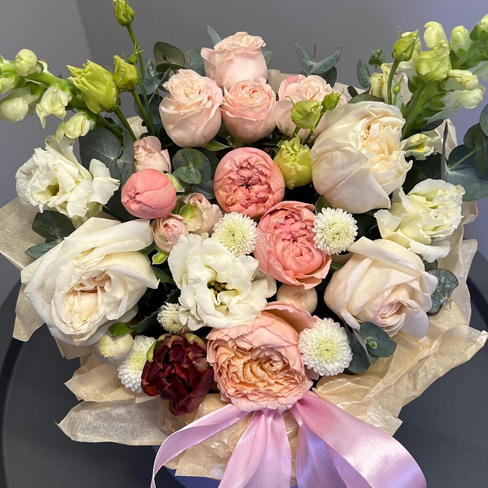 Коробка с розами, эустомой и антирринумом
