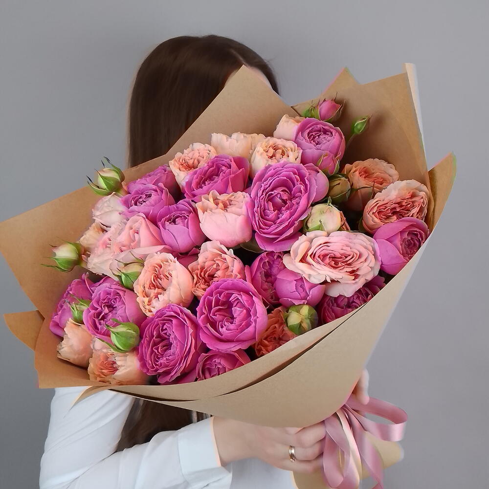 Букет из пионовидных кустовых роз 💕
