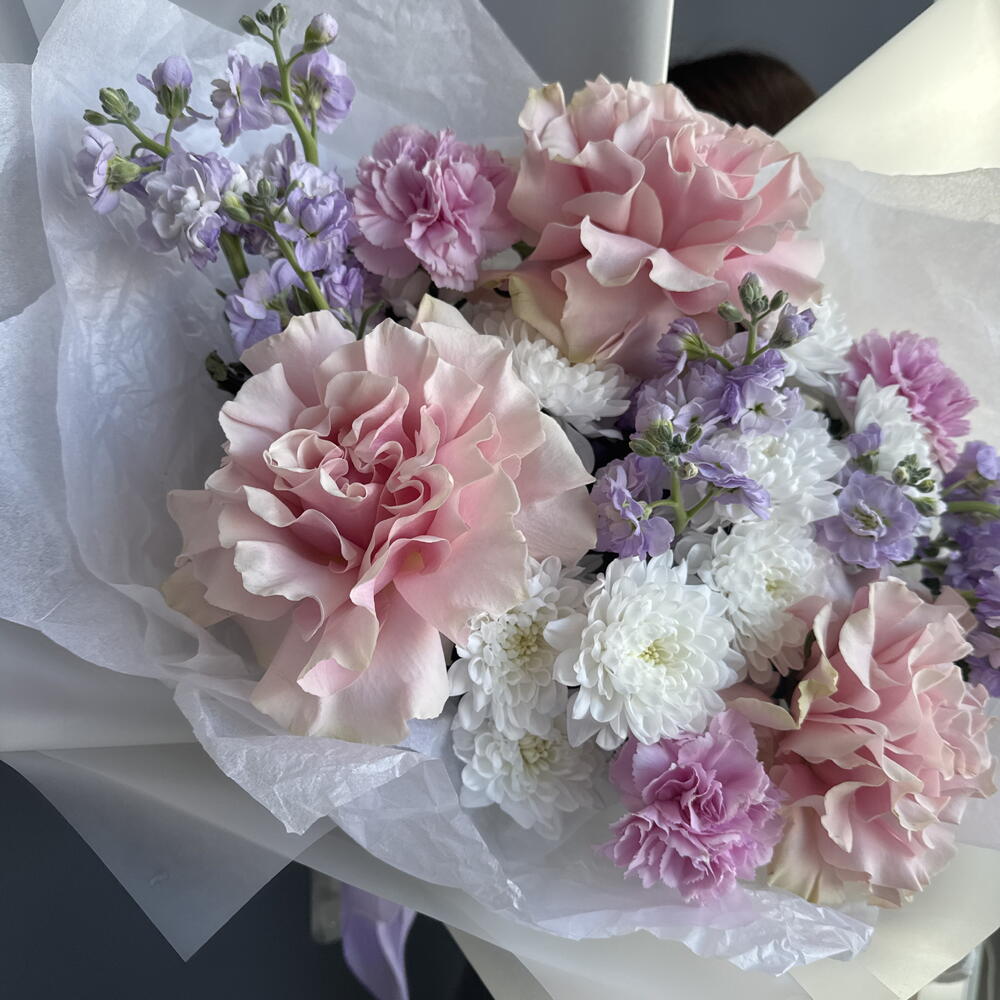 Авторский букет с сиреневой маттиолой💜 и розовой французской розой Пинк Мондиаль🩷