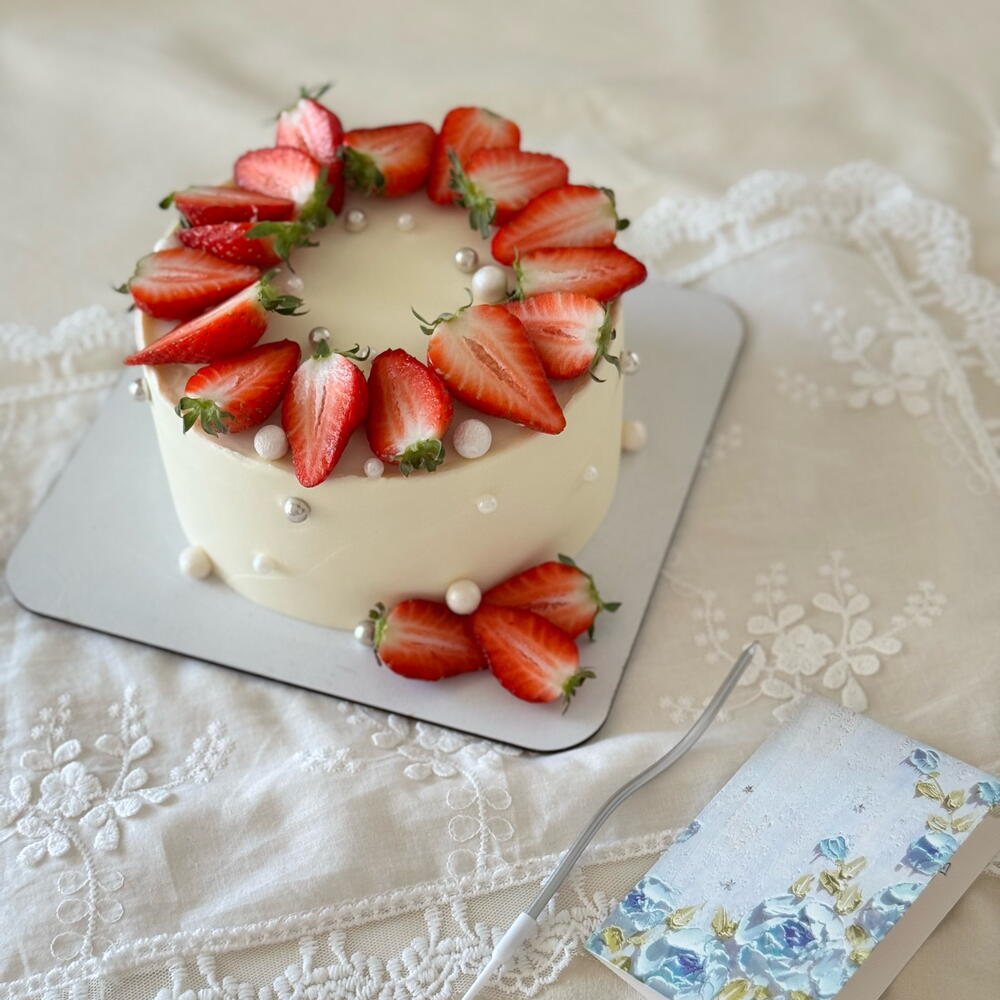 1 кг торт со свежей клубникой