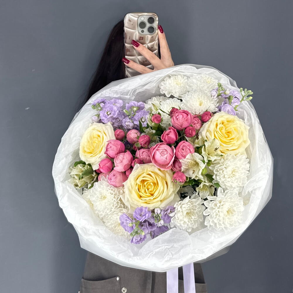Авторский букет💐 с сиреневой маттиолой💟 и пионовидной Кустовой Розой Сильва Пинк💕