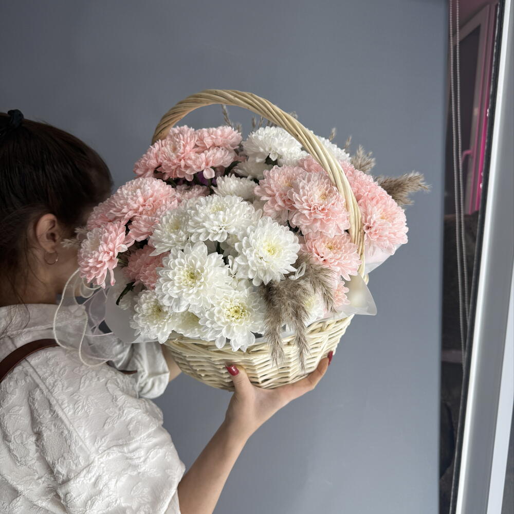 Нежная хризантема в красивой плетеной корзине🌸🩷