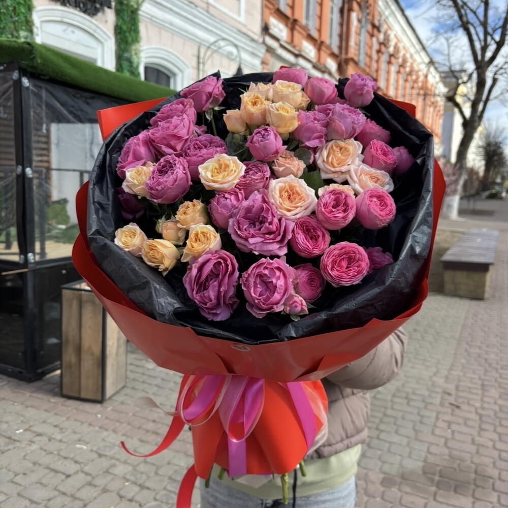Букет из кустовых пионовидных роз ящик