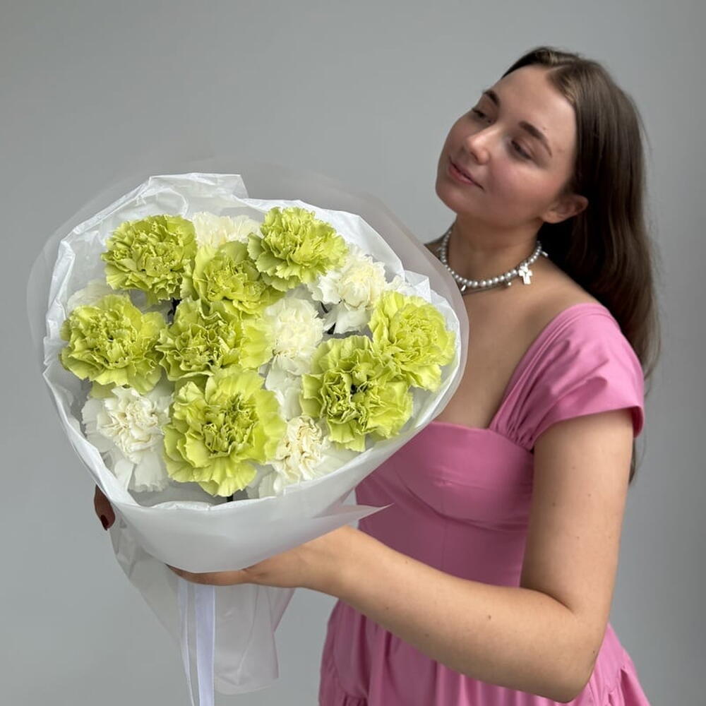 Букет из 15 пушистых зеленых и белых гвоздик "LIME   WHITE"