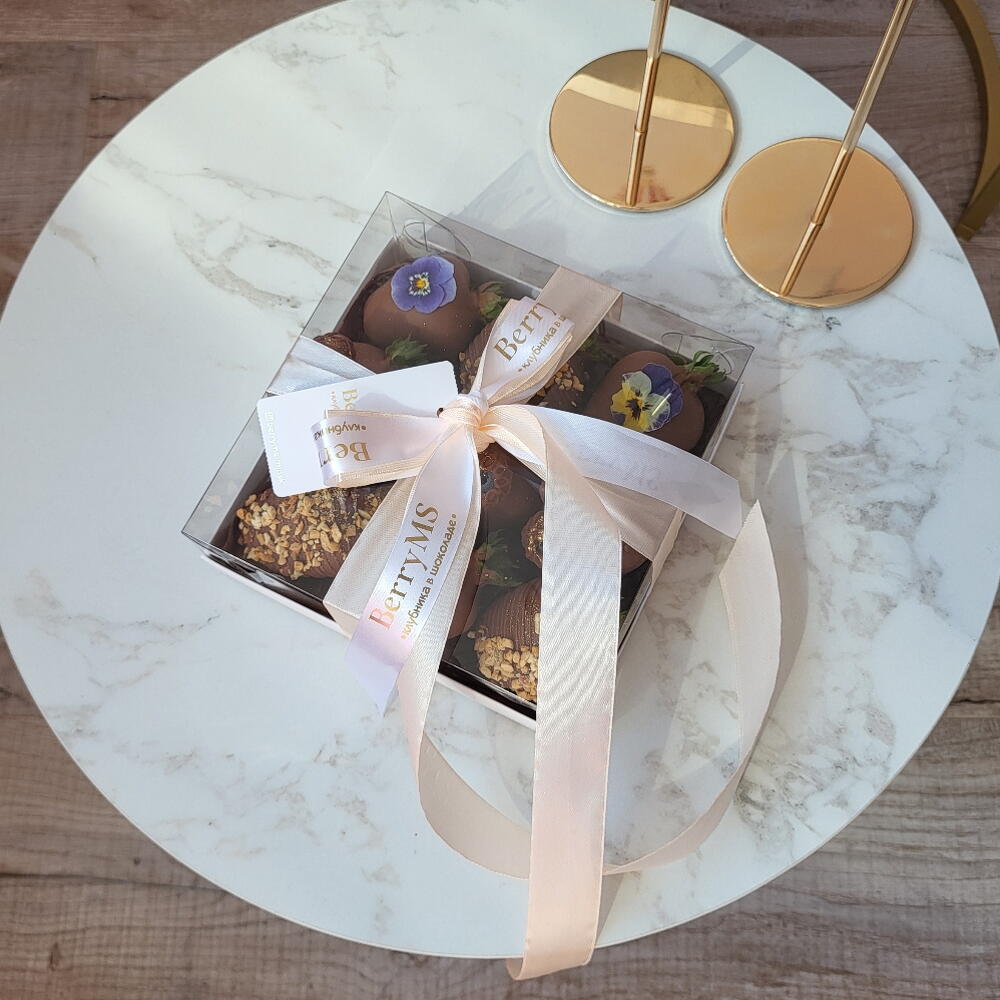 Набор с клубникой и голубикой в шоколаде S+подарок от Vivienne Sabo -румяна MACARON