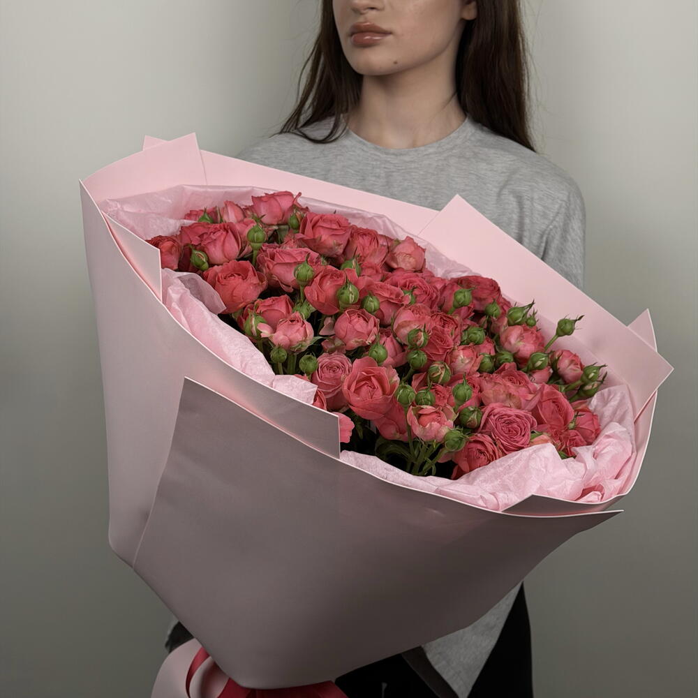 Кустовые розы в букете