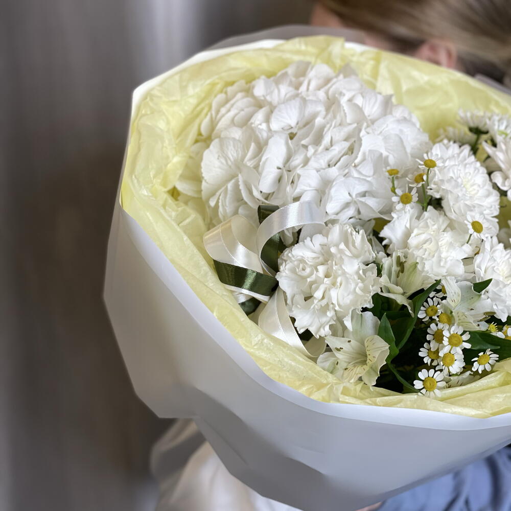Букет с белой гортензией и кустовой хризантемой