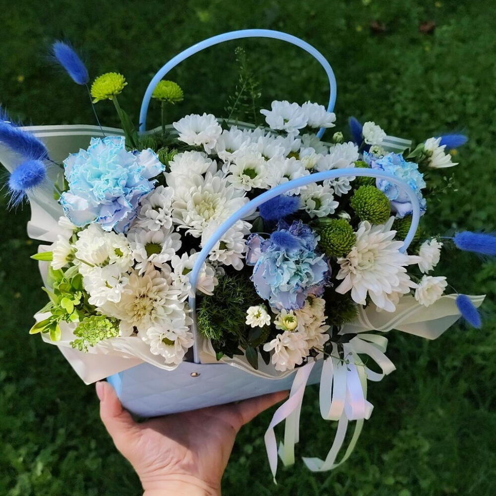 Композиция цветочная  из хризантемы, гвоздики, Сантини, лагуруса