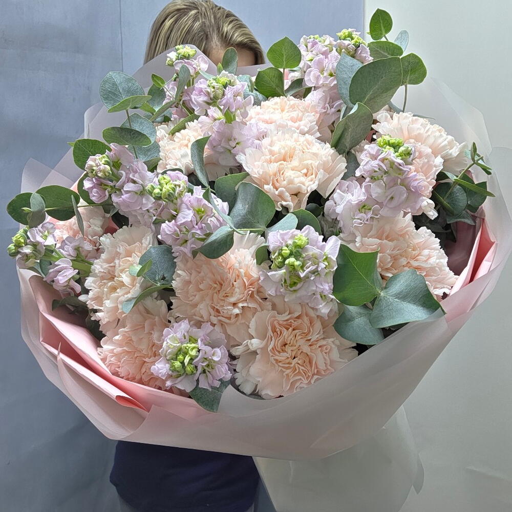 Букет из эвкалипта,  маттиолы,  диантуса