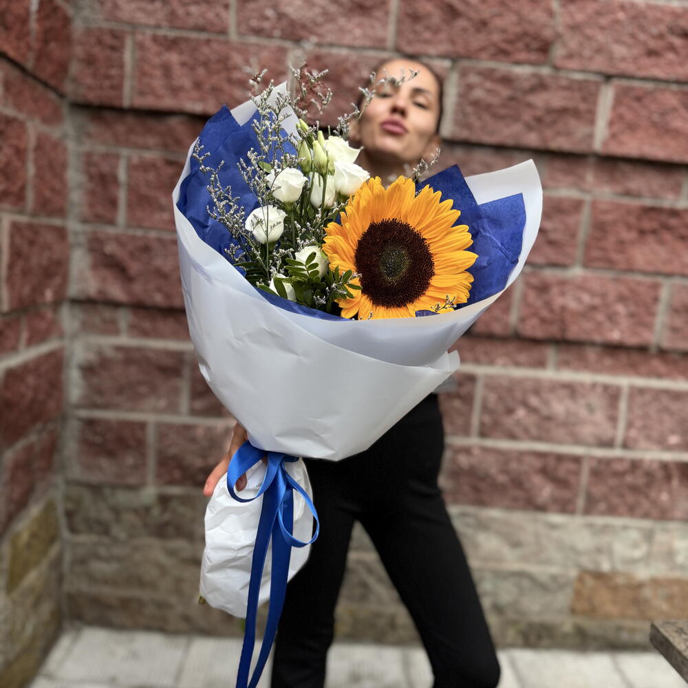 «Солнечный калейдоскоп: подсолнух, эустома, лимониум и фисташка» 🌈🌻