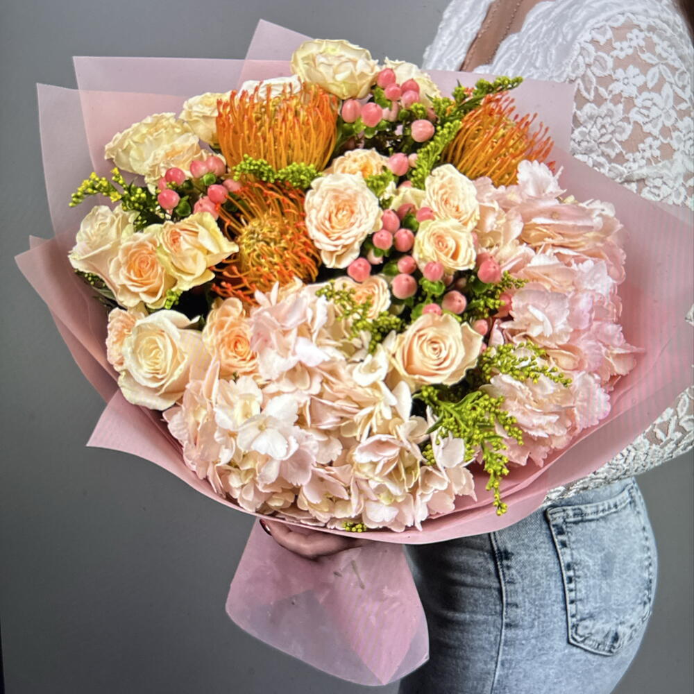 Нежный букет из гортензии, лейко, пастельной одноголовой и кустовой розы (39-0069)