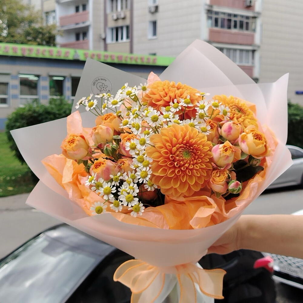 Яркий букет кустовые розы, георгины, ромашки