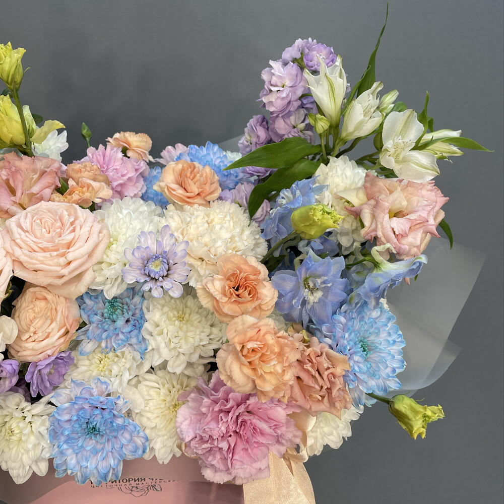 Коробка с дельфиниумом , эустомой , маттиолой кустовой 🎀